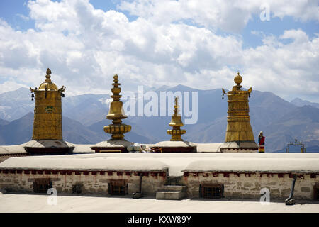 LHASA, CHINA - ca. Mai 2017 Goldene stupas auf dem Dach in Drepung Kloster Stockfoto