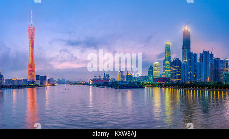 Guangzhou, China Skyline auf dem Fluss in der Dämmerung. Stockfoto