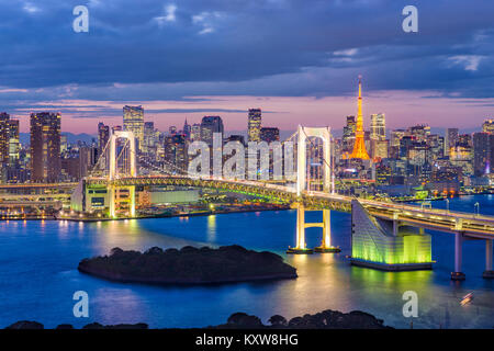 Bucht von Tokio, Japan Skyline mit der Bridge und Tower in der Dämmerung. Stockfoto