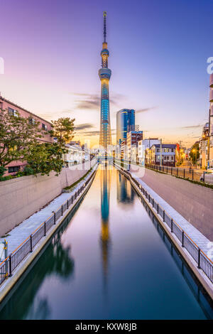 TOKYO, JAPAN - 3. NOVEMBER 2012: Der Tokyo Skytree. Es ist das zweite Bauwerk der Welt angesehen. Stockfoto