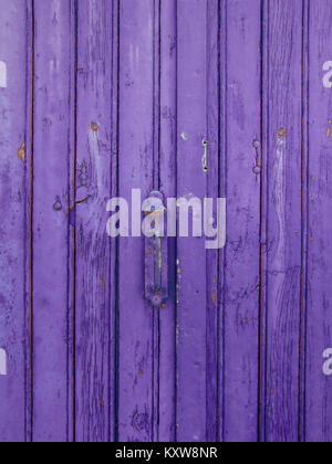 Alte Holztür, verwitterte strukturierte Oberfläche, Farbe des Jahres 2018 Ultra Violet Pantone, Frankreich Stockfoto