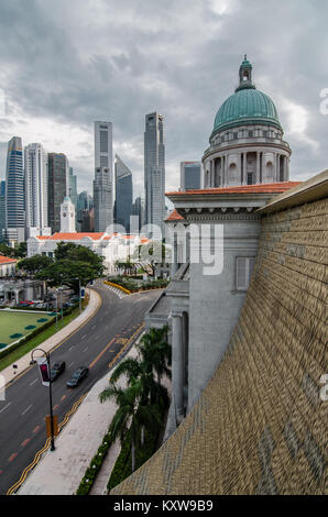 Singapur Central Business District von Singapur der National Gallery auf der Dachterrasse Garten gesehen. Die Galerie ist das ehemalige Gebäude des obersten Bundesgerichtes. Stockfoto