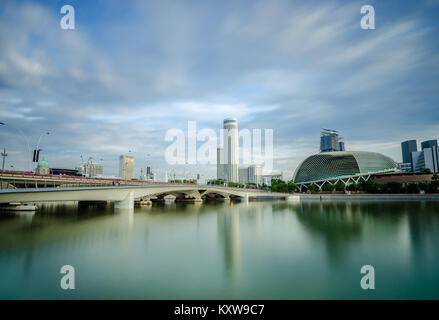 Schönen Morgen an der Marina Bay mit Singapur Central Business District im Hintergrund, einer der schönsten Skyline der Stadt in der Welt. Stockfoto