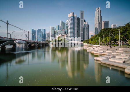 Schönen Morgen an der Marina Bay mit Singapur Central Business District im Hintergrund, einer der schönsten Skyline der Stadt in der Welt. Stockfoto