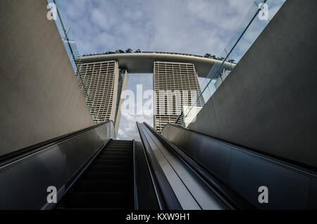 Majestic Marina Bay Sands ab Garten an der Bucht gesehen. Dieses Bild wurde auf der Verbindungsbrücke zwischen diesen beiden berühmten Tourismus Ort gefangen. Stockfoto