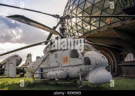 Belgrad, SERBIEN - Kamov Ka 25 Sowjetischen dual Rotor naval Helicopter (NATO-Codename: Hormon) auf dem Hof des Belgrader Aviation Museum präsentiert Stockfoto