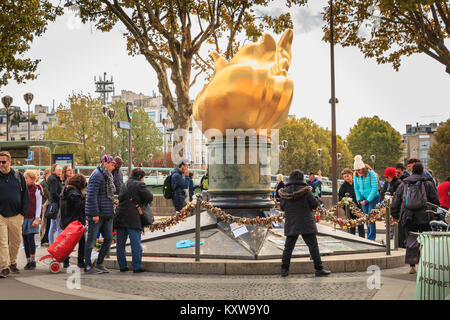 PARIS, Frankreich, 07. Oktober 2017: Touristen vor der Flamme der Freiheit sammeln, ein Nachbau der Flamme der Freiheitsstatue von New York. monu Stockfoto