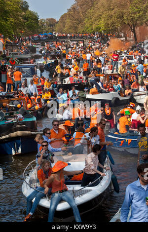 Die Niederlande. Amsterdam. Jährliches Festival am 27. April genannt (Koningsdag Kingsday), des Königs Geburtstag feiern. Canal Parade. Stockfoto