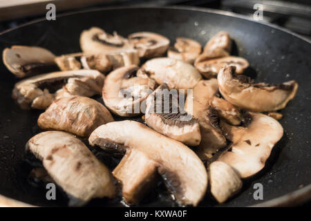 In Scheiben geschnittenen Champignons Braten in der Pfanne. Stockfoto