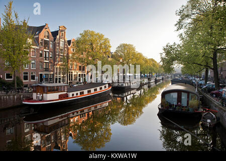 Die Niederlande, Amsterdam, 17. Jahrhundert beherbergt und Hausboote im Kanal namens Prinsengracht. Unesco-Weltkulturerbe. Stockfoto