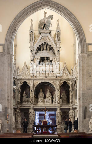 Neapel. Italien. Das 15. Jahrhundert Kirche San Giovanni a Carbonara. Monumentales Grab von König Ladislaus von Neapel (1377-1414), von Bildhauer Andrea Ciccio Stockfoto