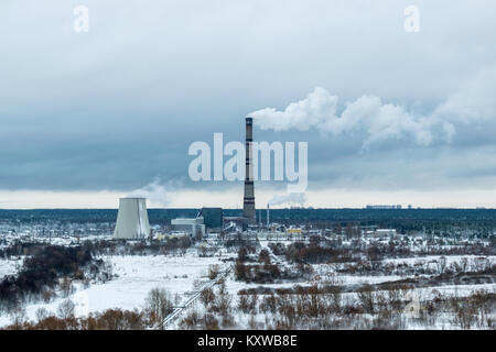 Kombikraftwerk an einem bewölkten Tag im Winter mit Schnee auf dem Boden Stockfoto