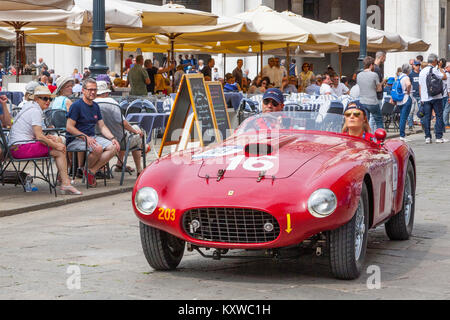 1950 Ferrari Scaglietti 275/340 Amerika auf der Piazza della Loggia, Brescia, Italien Stockfoto