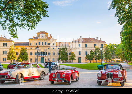 Mille Miglia klassische Rennwagen vor dem Palazzo Ducale im Parco Ducale, Ponte Giuseppe Verdi, 43100 Parma PR, Italien geparkt Stockfoto