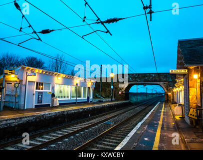 Drem Bahnhof, East Lothian, Schottland, Großbritannien, in der Abenddämmerung mit Licht auf und weg aus Zeichen leuchtet Stockfoto