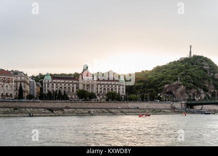 Budapest, Ungarn - 12. August 2017: Gellért Heilbad und Schwimmbad in Budapest. Die Badewanne Komplex wurde im Jugendstil erbaut. Die Stockfoto