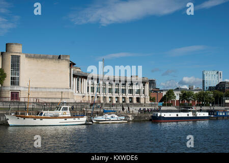 Boote außerhalb der Lloyds Bank Büros in der Umgebung von Bristol Harbourside an einem sonnigen Tag. Stockfoto