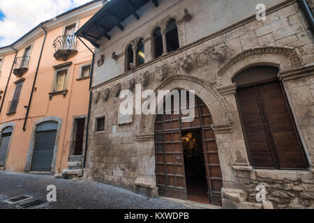 Popoli (L'Aquila, Abruzzen, Italien): historische Palast an der Piazza della Liberta, der Hauptplatz der Stadt, bekannt als Taverna Ducale Stockfoto