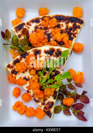 Die ursprüngliche Lappland Dessert quietschende Käse und frischen Moltebeeren aus Finnland Stockfoto