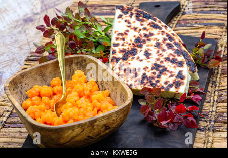 Die ursprüngliche Lappland Dessert quietschende Käse und frischen Moltebeeren aus Finnland Stockfoto