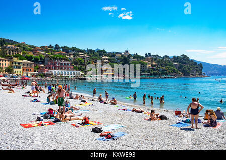 Anfang Sommer am Strand von Santa Margherita Ligure an der italienischen Riviera, Ligurien, Italien. Stockfoto