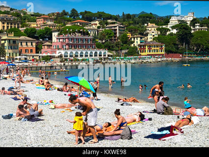 Anfang Sommer am Strand von Santa Margherita Ligure an der italienischen Riviera, Ligurien, Italien. Stockfoto