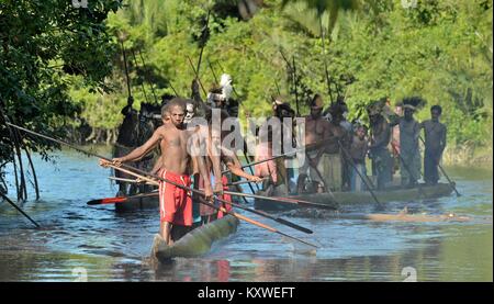 Indonesien, IRIAN JAYA, ASMAT PROVINZ, JOW DORF - 23. Juni: Kanu Krieg Zeremonie der Asmat Menschen. Headhunter eines Stammes von Asmat. Neuguinea Insel, Stockfoto