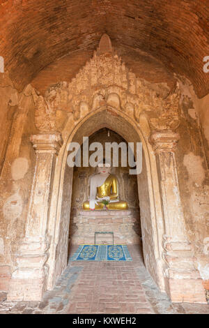 Vorderansicht einer Statue des Sitzenden Buddha im Inneren der Shwe Leik zu Tempel in Bagan, Myanmar (Birma). Stockfoto