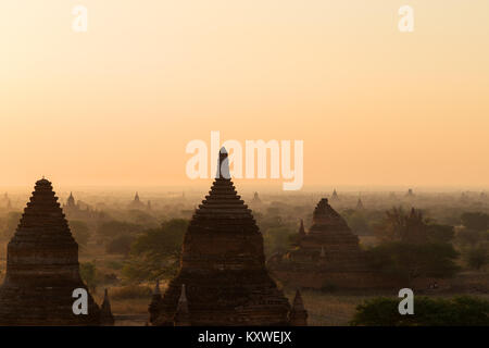 Malerischer Blick auf Bagan Ebene mit vielen Pagoden und Tempel in Bagan, Myanmar (Birma) bei Sonnenaufgang. Kopieren Sie Platz. Stockfoto