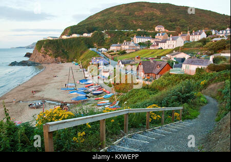 Boote am Strand bei Tresaith in Ceredigion Wales Stockfoto