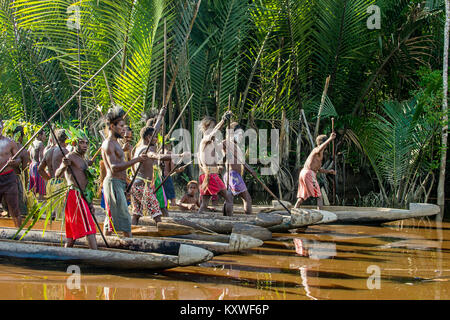 Indonesien, IRIAN JAYA, ASMAT PROVINZ, JOW DORF - 23. Juni: Kanu Krieg Zeremonie der Asmat Menschen. Headhunter eines Stammes von Asmat. Neuguinea Insel, Stockfoto