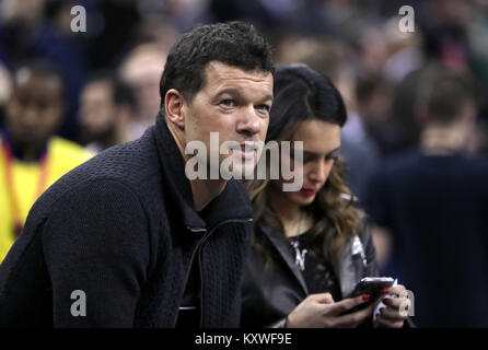 Michael Ballack und Natacha Tannous in der Menge während der NBA-Spiel in London 2018 in der O2 Arena in London. Stockfoto