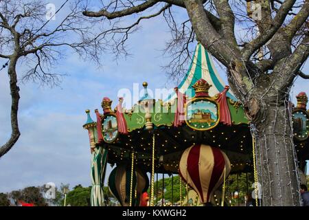 Bunte Merry-go-round in einem Park in Lissabon, Portugal Stockfoto