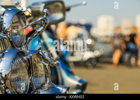 Mods nehmen an der jährlichen Versammlung an der 'mods Weekender' an der Küste von Brighton im August Bank Holiday Wochenende, Brightot, England, Großbritannien Stockfoto