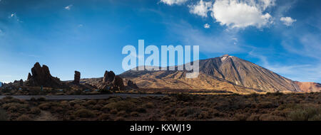 Einer nahe gelegenen Gipfel in Teneriffa mit blauem Himmel und attraktive Wolkenformationen und Silhouette Art Schatten des vulkanischen "rock Finger' - breites Panorama Stockfoto