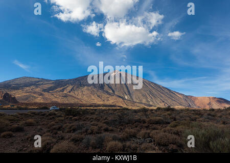 Einer nahe gelegenen Gipfel in Teneriffa mit blauem Himmel und attraktive Wolkenformationen und Schatten auf Landschaft. Erschrecken land zeigt Vergangenheit vulkanische Aktivität Stockfoto