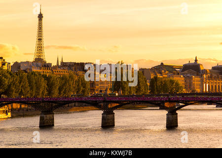 Seine au crépuscule mit Pont des Arts, dem Eiffelturm und dem Musée d'Orsay im Sommer von Paris Stockfoto