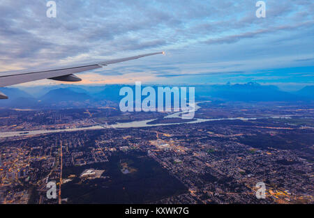 Blick aus dem Flugzeug Fenster auf Felder in Flügel mit Sicht von oben auf Vancouver, Kanada Stockfoto