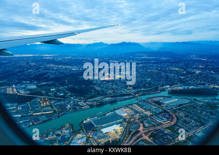 Blick aus dem Flugzeug Fenster auf Felder in Flügel mit Sicht von oben auf Vancouver, Kanada Stockfoto