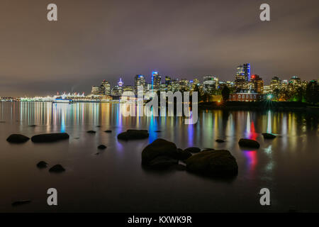 Schönen Blick auf die Skyline von Vancouver mit Hafen bei Sonnenuntergang, British Columbia, Kanada Stockfoto