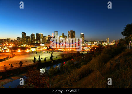 Calgary Skyline der Stadt in der Dämmerung der Zeit, Alberta, Kanada Stockfoto