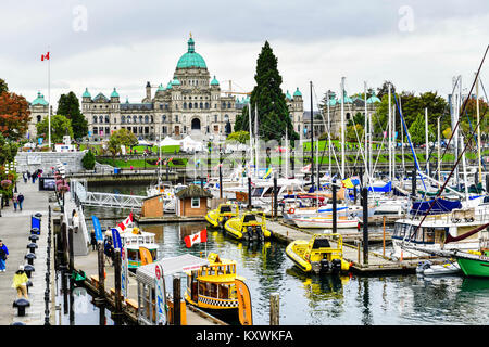 Blick auf den Victoria Inner Harbour und British Columbia Provincial Parliament Building Stockfoto