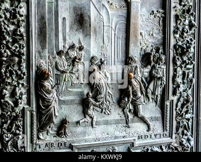 Die bronzene Tür detail Reliefs mit Szenen aus dem Neuen Testament auf die Tür des Dom oder die Kathedrale von Pisa in Pisa, Italien Stockfoto