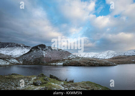 Winterlandschaft Bild von Llyn y Dywarchen in Snowdonia National Park Stockfoto