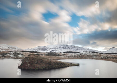 Winterlandschaft Bild von Llyn y Dywarchen in Snowdonia National Park Stockfoto