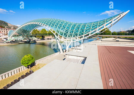 Tiflis, Georgien - 16. SEPTEMBER 2015: Die Brücke des Friedens ist eine Fußgängerbrücke über den Fluss Kura (Mtkvari) in Tiflis, Georgien. Stockfoto