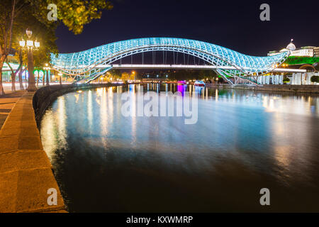 Tiflis, Georgien - 16. SEPTEMBER 2015: Die Brücke des Friedens in der Nacht, Brücke des Friedens ist eine Fußgängerbrücke über den Fluss Kura (Mtkvari) in Tiflis, Stockfoto