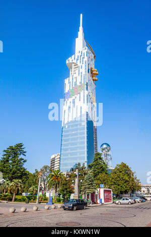 BATUMI, Georgien - 21. SEPTEMBER 2015: Batumi Technologische Universität Tower im Zentrum von Batumi. Stockfoto