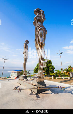 BATUMI, Georgien - 22. SEPTEMBER 2015: Umzug Metall Skulptur "Ali und Nino" (alte Bezeichnung "Man und Frau") von Tamara Kvesitadze in Batumi, Adscharien Region o Stockfoto