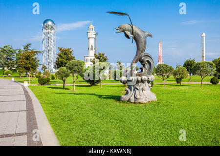 BATUMI, Georgien - 22. SEPTEMBER 2015: Dolpin Statue in Batumi, Adscharien Region Georgiens. Stockfoto